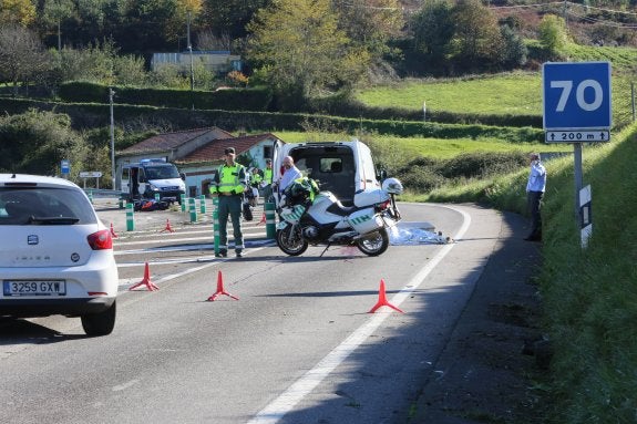 El accidente se registró al mediodía de ayer en una curva a la izquierda a cuya salida se sitúa el cruce con la carretera de La Corrada. 