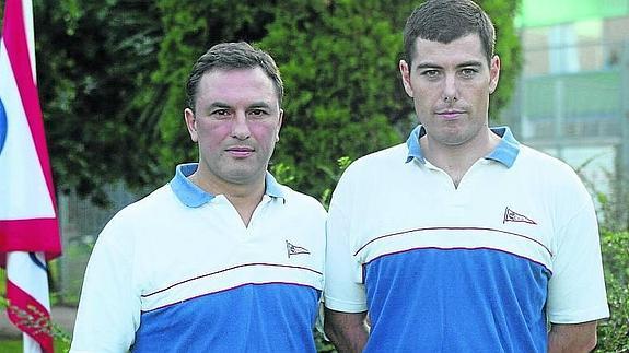 El entrenador Sergio Cotelo, a la derecha, junto a Manolo Díaz, durante su etapa en el Grupo Covadonga