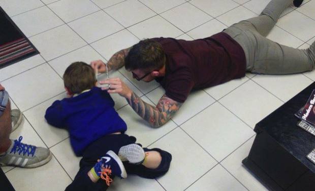 El peluquero que consiguió que un niño autista superara su miedo a cortarse el pelo