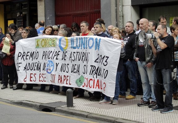 Concentración de protesta en Oviedo contra el desmantelamiento de APTA. 