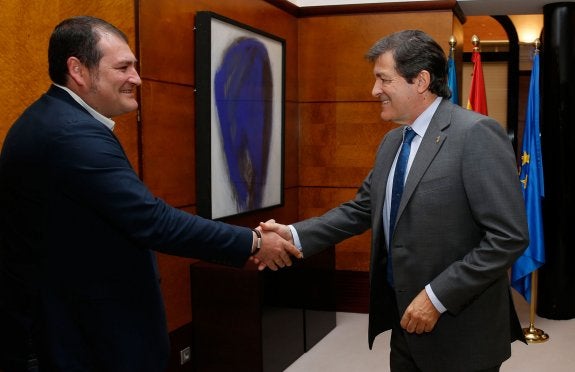 El alcalde de Vegadeo y el presidente del Principado, al inicio de la reunión. 