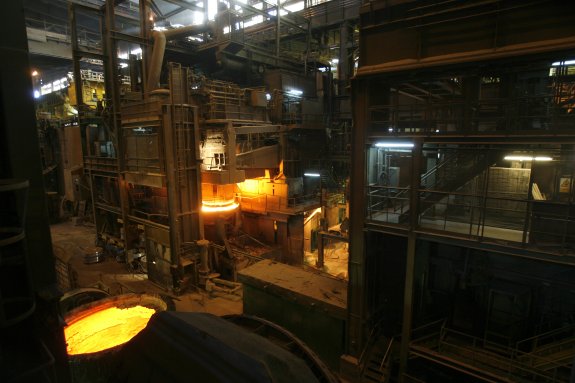 Instalaciones del covertidor en la acería de la planta gijonesa de Arcelor. 