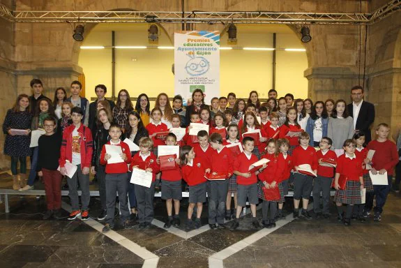 Los alumnos distinguidos con los Premios Educativos 2015 que concede el Ayuntamiento posan, con la edil del ramo, Montserrat López, y con sus diplomas. 