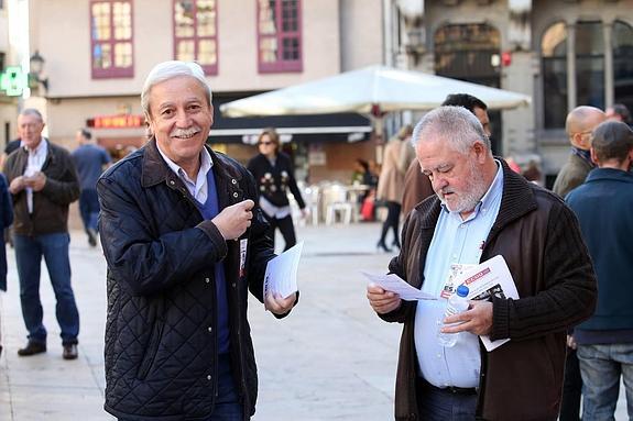 Justo Rodríguez Braga y Antonio Pino, hoy, en Oviedo. 