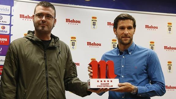 David Fernández, a la derecha, recibe el premio al jugador Cinco Estrellas del mes de octubre. 