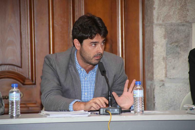 El alcalde de Llanes, Enrique Riestra, en el último pleno. 