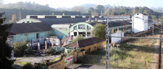 La fábrica de loza de San Claudio, en una imagen de ayer, permanece en el más absoluto abandono desde hace seis años. 