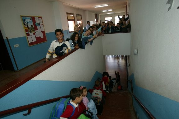 Alumnos en el colegio de La Ería, de Lugones, el que presenta más deficiencias estructurales. 