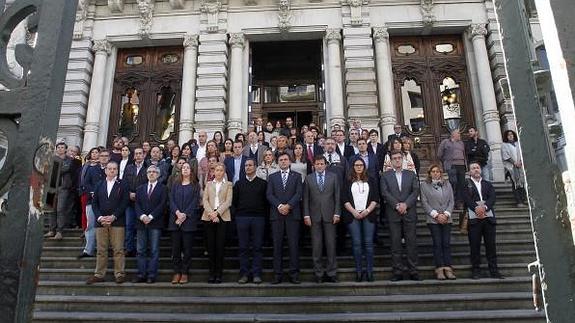 Los grupos parlamentarios se concentraron a las puertas de la Junta General del Principado de Asturias.