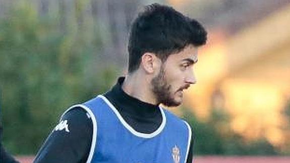 Nacho Cases ayer, en Mareo, en un momento del entrenamiento del Sporting.