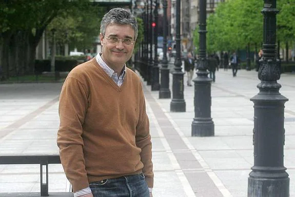 El médico Adolfo Suárez, en el paseo de Begoña, en Gijón. 