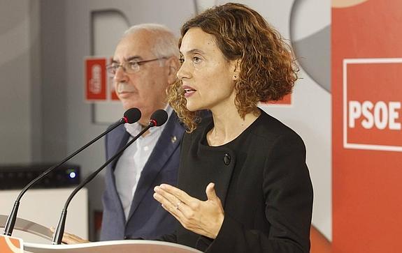 Meritxell Batet, con Vicente Álvarez Areces, hoy, en la sede de la Agrupación Socialista de Gijón.