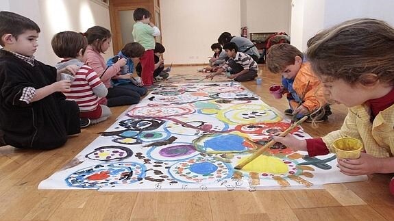 Un grupo de escolares en una actividad de pintura.