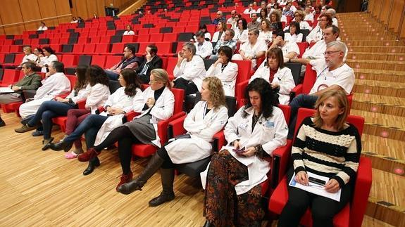 Asistentes a la asamblea convocada por el Simpa, ayer, en el HUCA. 