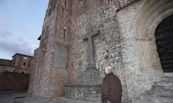 La basílica de Llanes cuenta con una placa que pide que incumple la Ley de Memoria Histórica. 