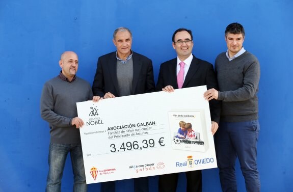 Alfredo Domínguez recibió de manos de Joaquín Alonso, Pelayo García y César Martín el cheque. :: FIRMA