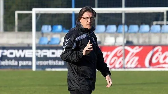 Sergio Egea da instrucciones a sus jugadores en el entrenamiento de ayer en El Requexón.