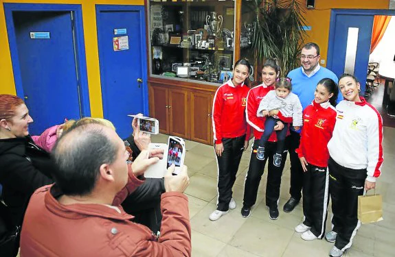 Laviana anima a sus bailarinas antes de ir a Riesa