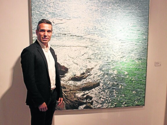 Javier Torices, ayer, en la galería Aurora Vigil-Escalera. :: A. SUÁREZ