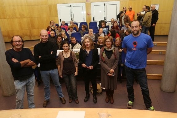 Por la izquierda, Mario Suárez, Marcos Balbín, Marta Suárez, Edurne Aperribay, Juana Aranguren y David Alonso, antes de iniciar las conferencias, en el salón de actos de la EMA. 