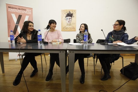 Nuria Herrero, Irene Rubio, Olaya Martín y Ana Palacios, durante su debate en el CCAI. :: JORGE PETEIRO