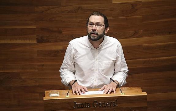 Emilio León, en el parlamento asturiano.