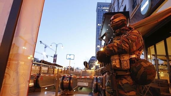 Un soldado custodia el acceso a una estación de metro en Bruselas.