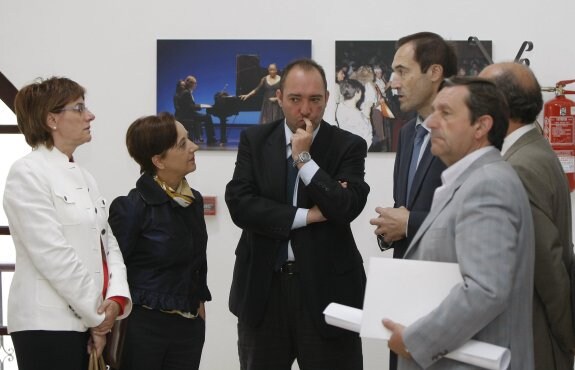 Pilar Varela, Mercedes Alvarez, Natalio Grueso, Manuel Menéndez y Fernando Díaz Rañón, en una reunión del Patronato del Niemeyer celebrada en el año 2009. 