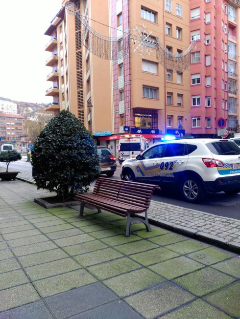 Un coche de la Policía Local, en el lugar del atropello del martes. 