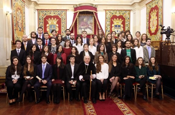 El rector, Vicente Gotor, en el centro, posa en una fotografía de familia con el casi medio centenar de graduados distinguidos por sus expedientes académicos. 