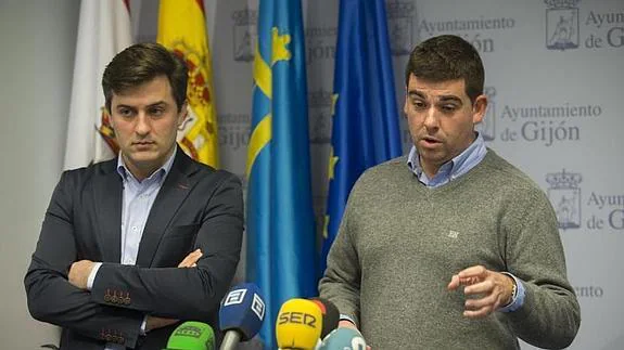 Jose Maria Perez y Fernando Diaz Arnaiz en la sala de prensa del Ayuntamiento de Gijón.