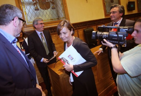 La alcaldesa, Carmen Moriyón, tras saludar a los concejales del PP Mariano Marín y Pablo González tras el Pleno de Investidura. 