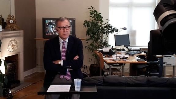 José Ramón Patterson, listo para entrar en uno de los muchos directos que hace cada día.