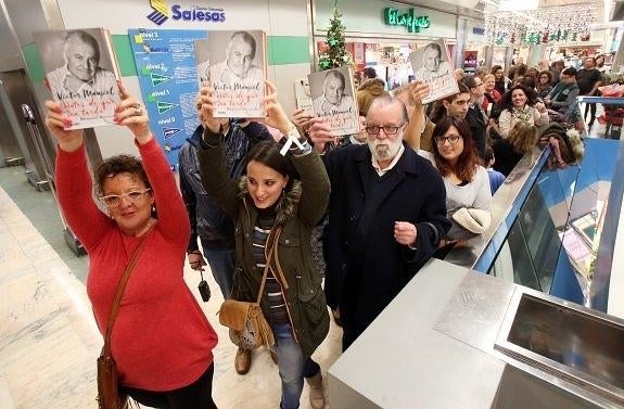 Víctor Manuel firma su libro