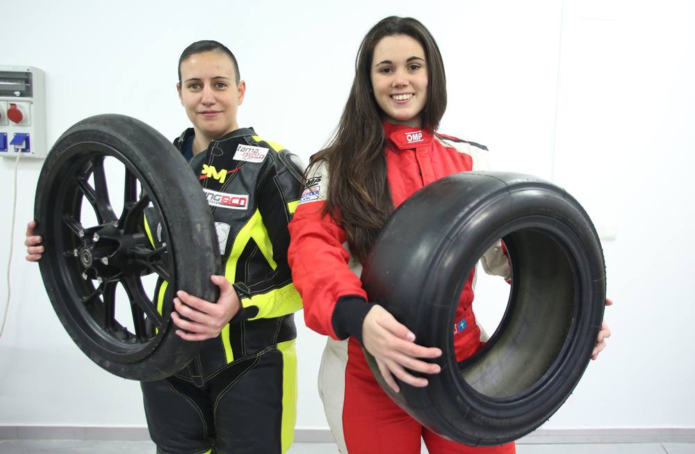 Mar Gómez, de Moto Student, y Carla Álvarez, de Fórmula Student, posan en la Politécnica. 
