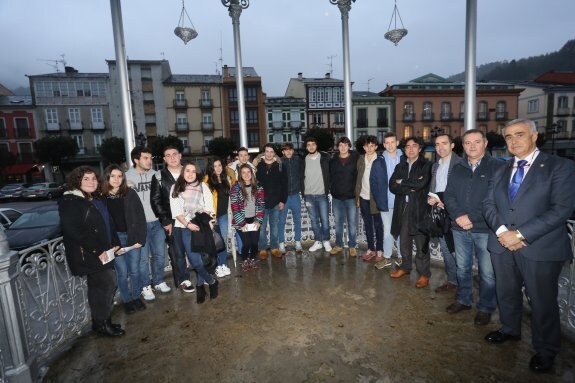 Los estudiantes que viajarán a Nueva Zelanda posan con los promotores de la iniciativa. 