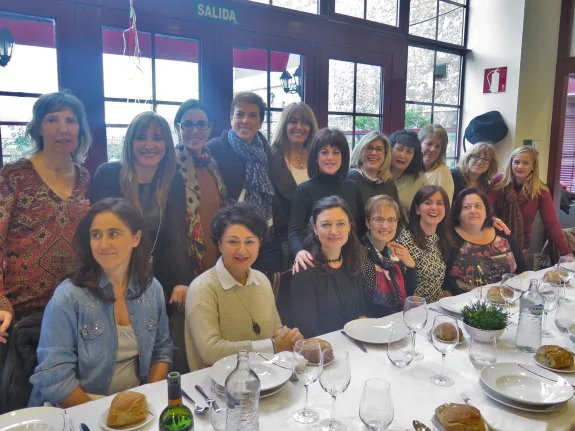 Comida anual de las antiguas alumnas del Colegio Nuestra Señora del Buen Consejo con la profesora Loli Díaz, sentada en el centro, momentos antes de comenzar.