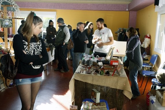 Asistentes a la feria del trueque, ayer, en La Foz. 