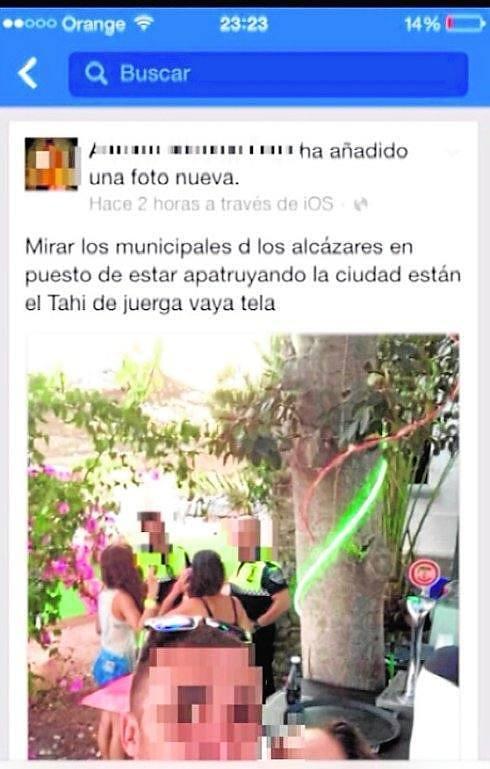 Polémica. Captura del perfil de Facebook del vecino de Cartagena al que los agentes de la Policía Local de San Javier denunciaron por vulnerar supuestamente la Ley sobre Protección Ciudadana. El comentario que acompaña la foto de los policías tiene faltas de ortografía y se equivoca al asegurar que los actuantes son agentes de Los Alcázares.