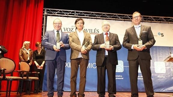 Santiago Rodríguez Vega, presidente de la Autoridad Portuaria de Avilés. Carlos López-Otín, biólogo, Sabino González, presidente de la Cofradía del Colesterol y Francisco Medina, presidente del CD Quirinal, premios LA VOZ DE AVILÉS 2015.