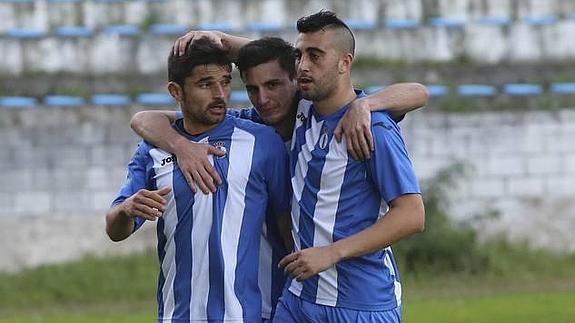 Jorge Rodríguez y Cristian, con Jorge Sáez, celebran un gol en el Suárez Puerta.