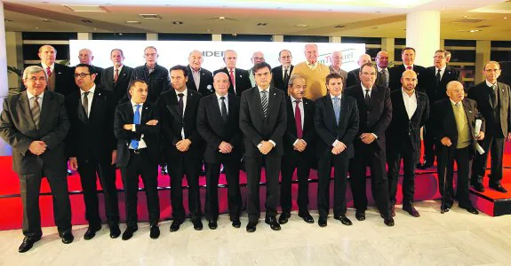 Autoridades y responsables de Otea, con los 19 profesionales homenajeados en la gala celebrada ayer en Oviedo. 