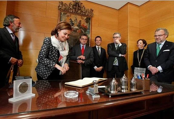 Esther Fernández, Ignacio Vidau y José Antonio Soto-Jove firman en el Libro de Oro durante su visita a la sede. 