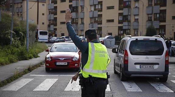 La Guardia Civil montó un dispositivo de control a la salida de Figaredo, en busca del atracador. 