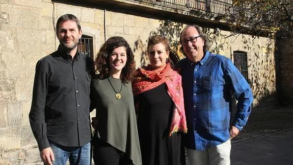 La escritora, acompañada de Lluismi Orviz, Sofía Castañón y Mario Suárez