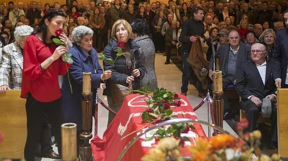 Familiares de Marcelo, junto al féretro, en el acto de despedida oficiado en el tanatorio.