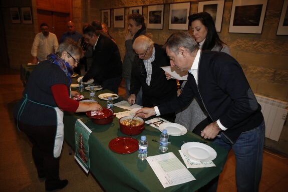 El jurado prueba las fabadas presentadas al certamen de La Felguera. 