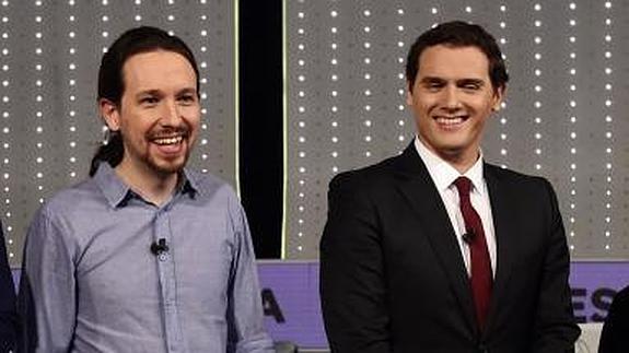 Pablo Iglesias y Albert Rivera antes del debate a cuatro del 7 de diciembre.