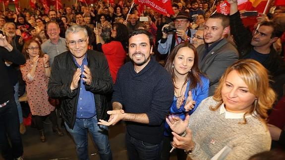 Alberto Grazón y Manuel González Orviz, a su entrada al mitin de ayer en Gijón. 