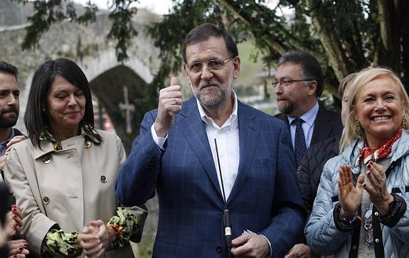 Mariano Rajoy, arropado por Susana López Ares y Mercedes Fernández.